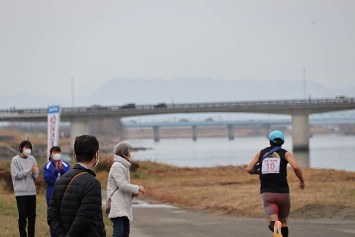 沿道の応援を受けて走ります