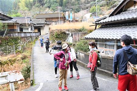 小道を歩く参加者