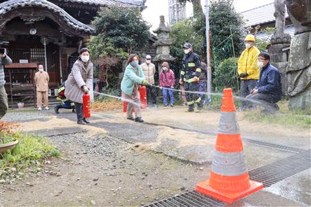 水消火器での初期防火訓練