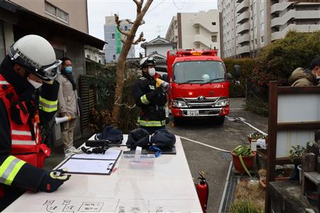 通報を受けた消防職員が駆け付け