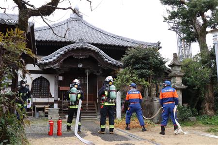 消防団と連携して消火活動