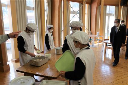 給食の準備をする児童たち