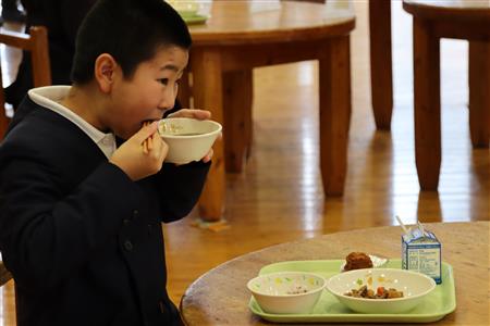 給食と食べる児童