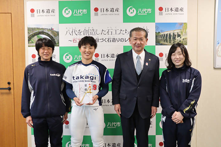 左から来條監督、兼平主将、中村市長、塩澤マネージャー