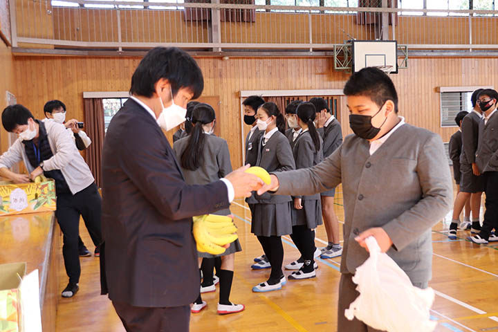 バナナ受け取る