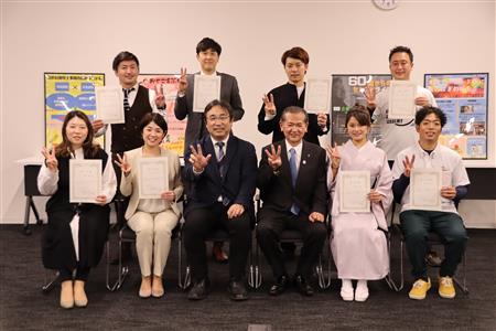 修了証を手にする第3期塾生