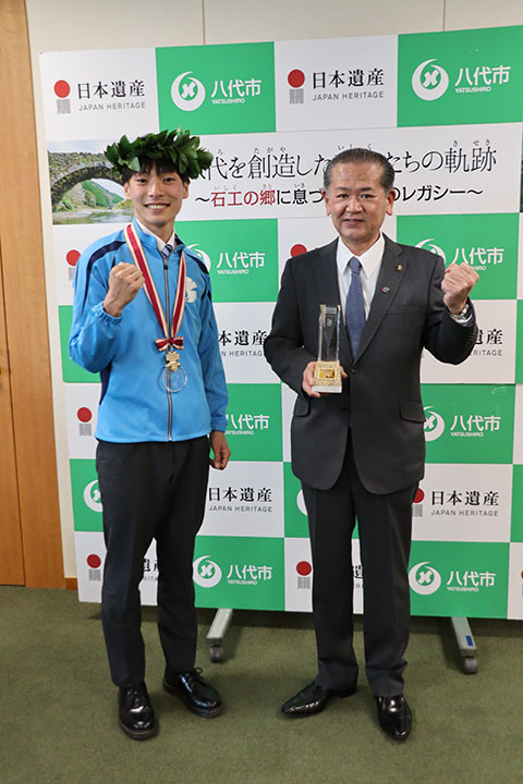 古川選手(左)と中村市長(右)