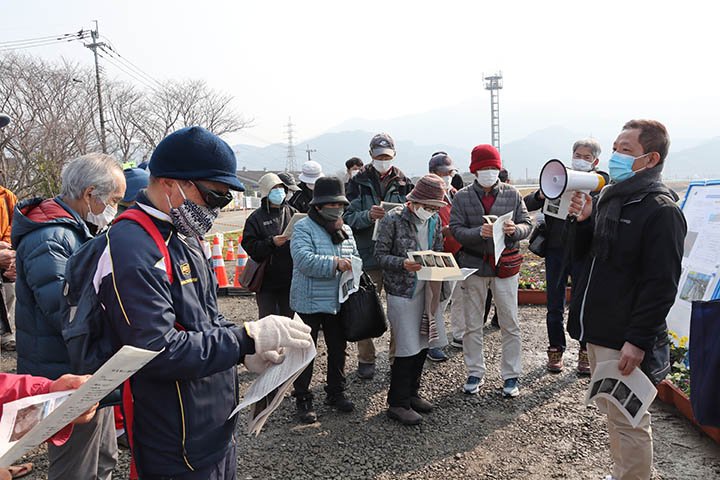 堤防工事の内容や球磨川はねについての説明を受ける参加者ら
