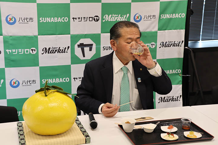 東陽町産ショウガを使ったクラフトジンジャーエールを試飲する中村博生市長