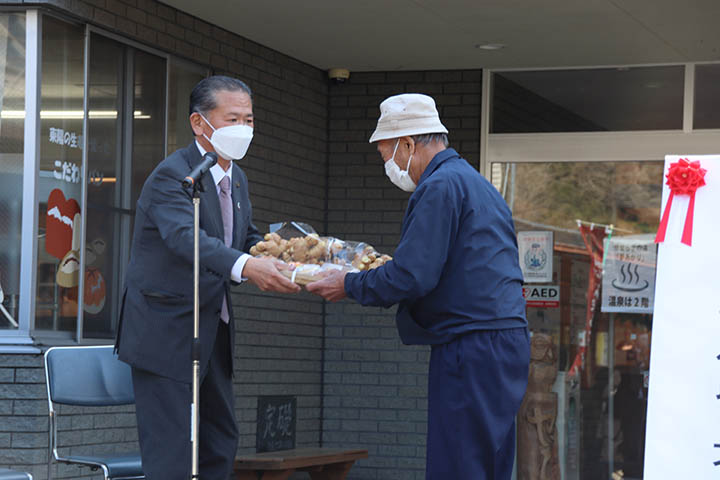 中村市長から記念品を受け取る小林さん