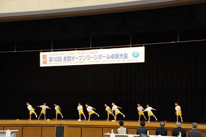 たから保育園の園児らによるダンスの披露