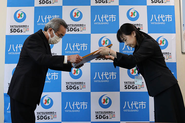 堤紀子熊本地方法務局八代支局長（右）から感謝状を受け取る秋岡さん（左）