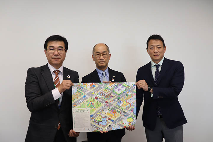 左から園田本部長、北岡教育長、福田会長
