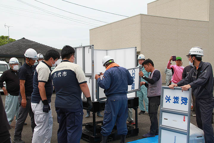 指示に沿ってタンクを組み立てる組合員
