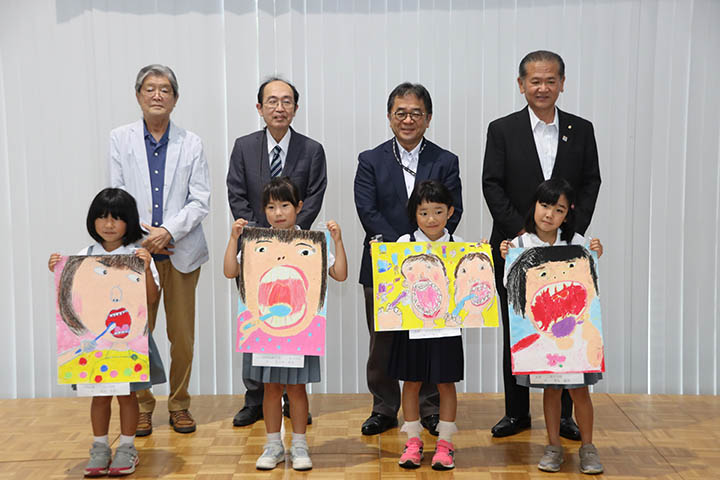 小学生図画・ポスターコンクールの受賞者・関係者ら
