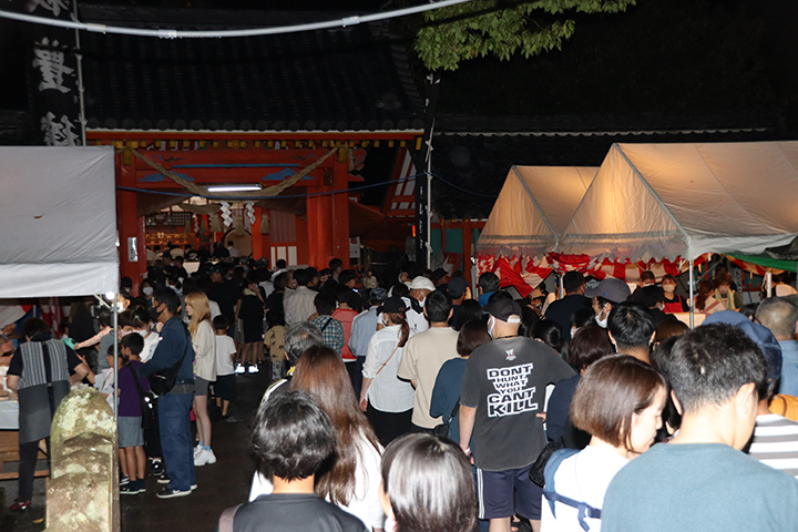 参拝客などでにぎわう境内