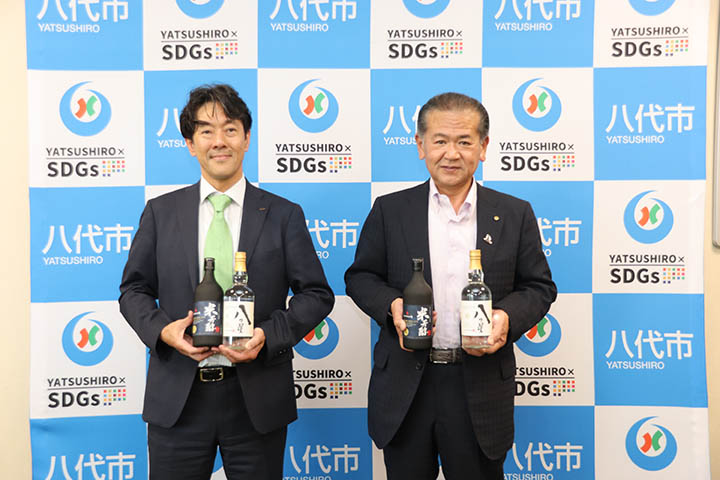 同社八代工場の藤田工場長(左)と中村市長(右)