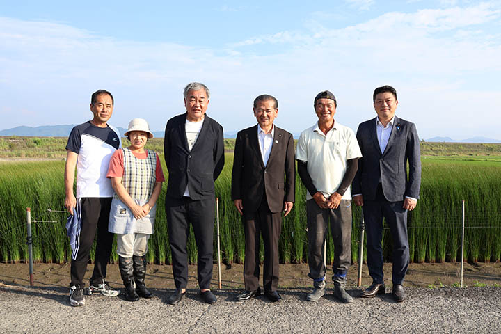 左から草野邦彦さん、草野鶴美さん、隈研吾さん、中村博生市長、倉井敏生さん、橋本貴喜市議
