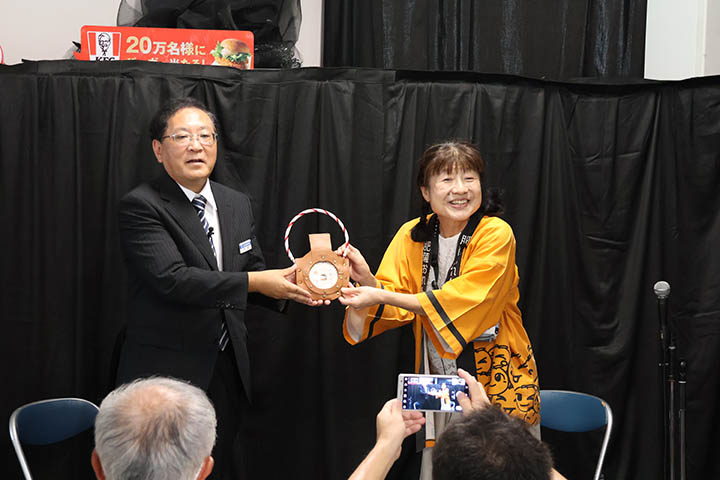 銚子電鉄の竹本代表取締役(左)と肥薩おれんじ鉄道の古森代表取締役社長(右)