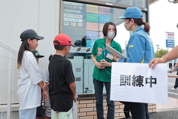 コンビニの店員が警察に不審者の特徴などを伝える