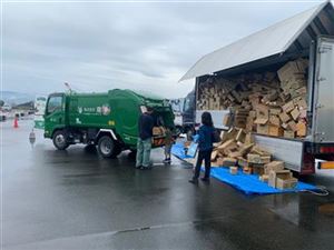 パッカー車投げ込み1