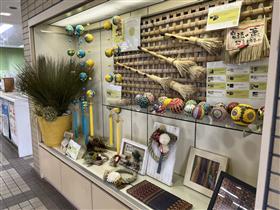正面玄関から入ってすぐ右の展示棚