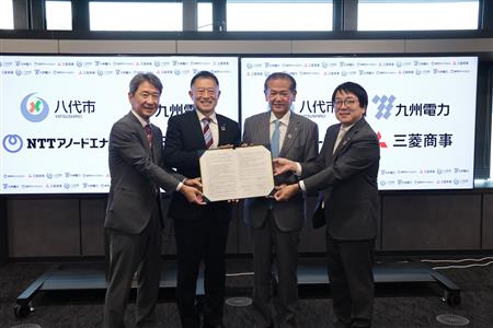 左から三菱商事株式会社産業DX部門の岡部康彦副部門長、九州電力株式会社熊本支店営業部の松尾伸司八代営業センター長、中村市長、NTTアノードエナジー株式会社の関洋介副社長執行役員スマートエネルギー本部長