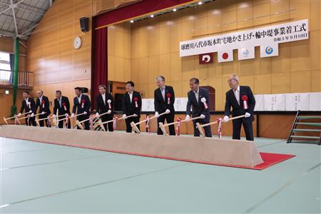鍬入れを行う関係者ら