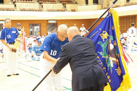 優勝旗の返還