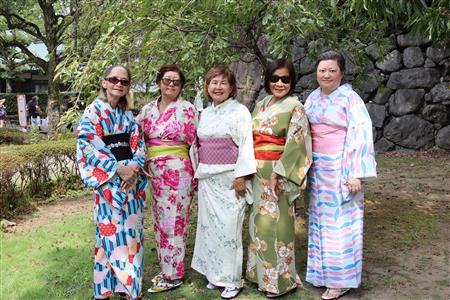 ▲浴衣の着付けを体験する観光客