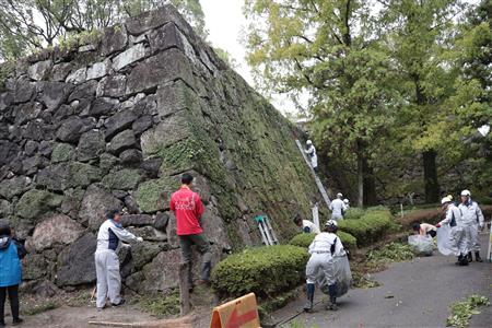 城内の石垣を清掃