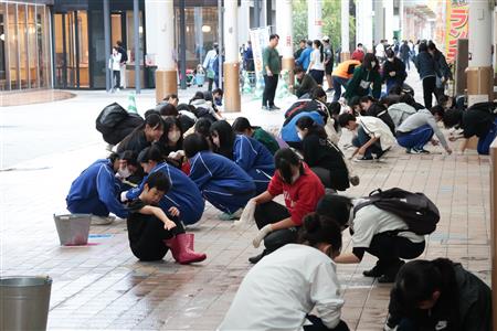 参加者みんなでアーケードを清掃