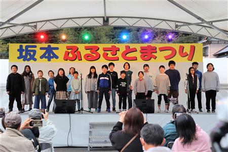▲「虹」を元気よく歌う「響け!わんぱく合唱団」