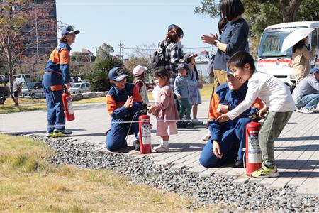 水消火器による放水体験　