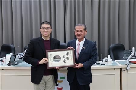 謝市長(左)と中村市長(右)
