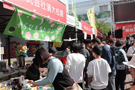 大勢の人でにぎわうフードバレーフェア