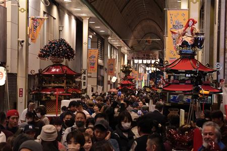 本町アーケードで行われた御夜の様子