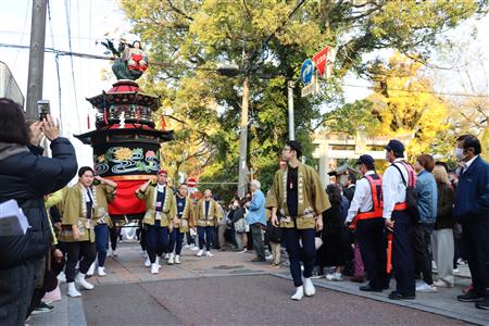 ▲塩屋八幡宮を出発する笠鉾菊慈童