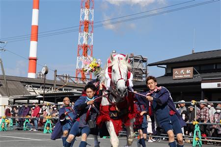▲八代駅前で行われた馬追い