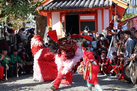▲八代神社で行われた玉振り