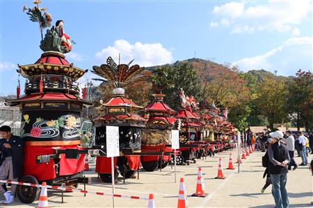 ▲宮地小学校グラウンド展示された笠鉾