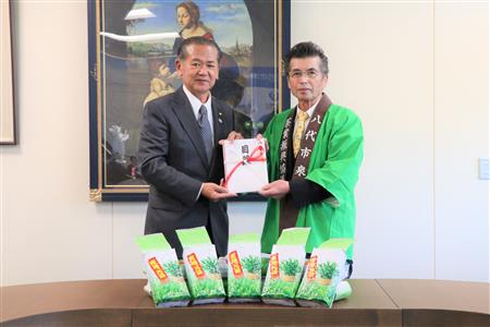 ▲うがいお茶の目録を手渡す松田会長(左)