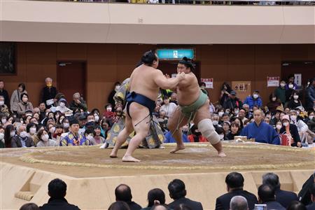 突き出しで白星をあげた貴健斗関(八代市出身)