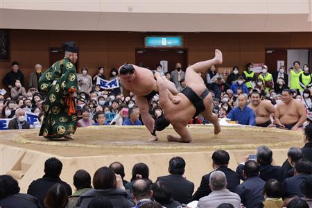 正代関(宇土市出身)がすくい投げで白星