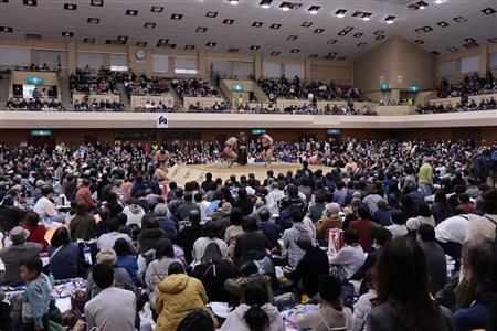 大勢の人でにぎわう会場