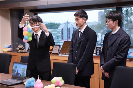 中村市長らに同チームの考えた機構を説明
