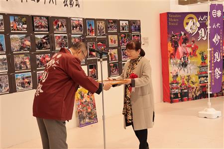 宮﨑会長から賞状を受け取る川島さん(右)