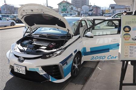 燃料電池自動車TOYOTAミライの展示