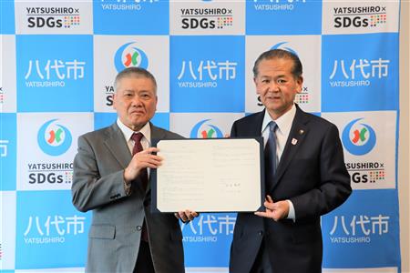 石田代表取締役（左）と中村市長（右）