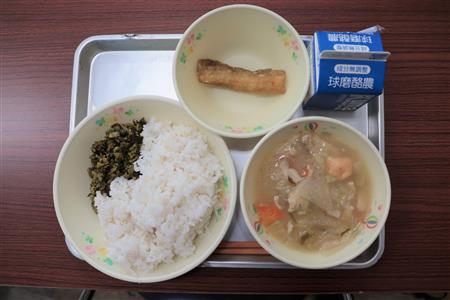 セルフ高菜めし、牛乳、太刀魚のカボスソースかけ、トマトだご汁